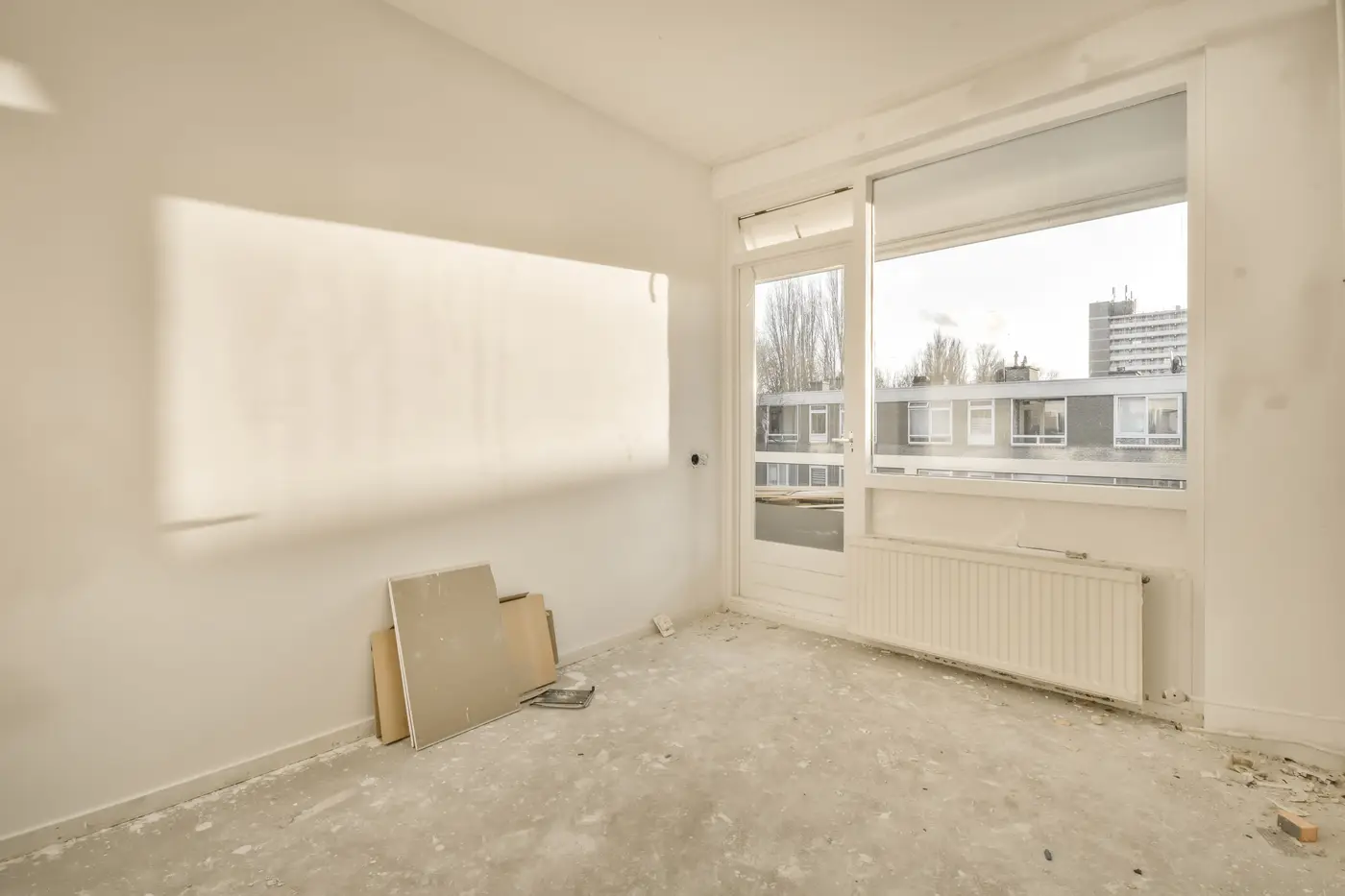 svetlý renovovaný interiér bytu s veľkými oknami - rekonštrukcia bytu